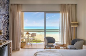 Minibar, caja de seguridad en la habitación y escritorio 