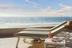 Una piscina cubierta, 2 piscinas al aire libre, sombrillas, tumbonas