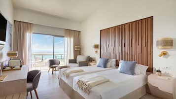 Una habitación de hotel moderna con una cama grande, un escritorio y un balcón con vistas.