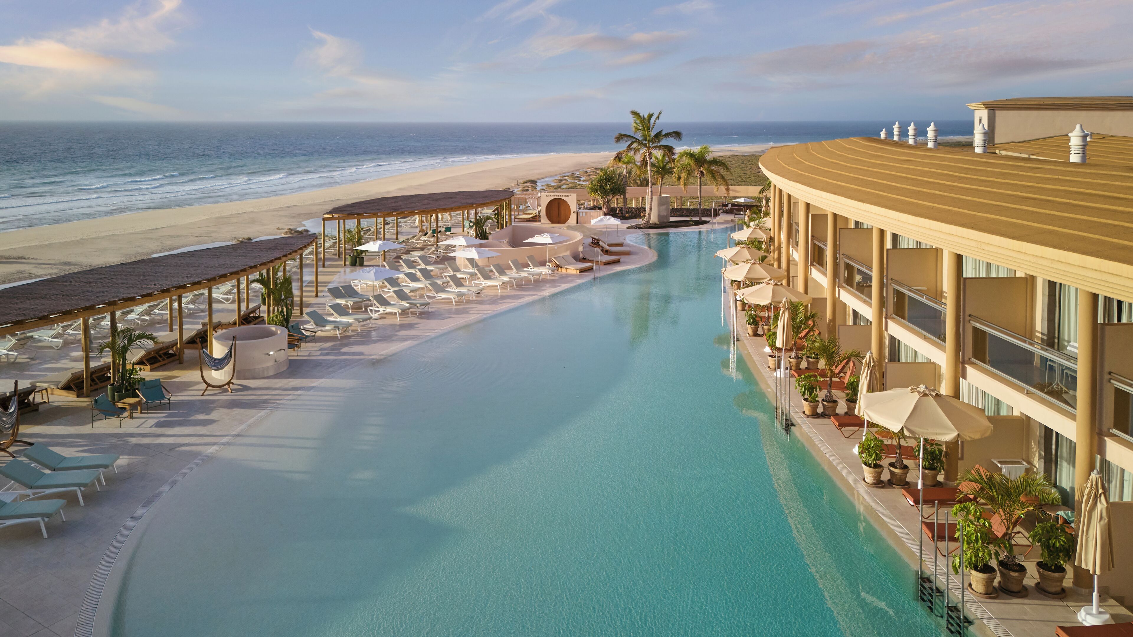 Piscine couverte, 2 piscines extérieures, parasols de plage