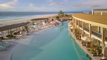 Alberca techada, 2 albercas al aire libre y sombrillas en la alberca