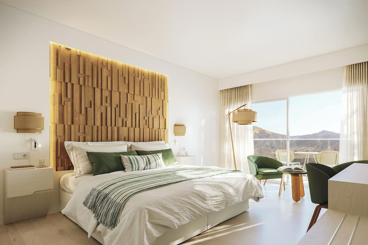 Frigobar, cofres nos quartos, escrivaninha, cortinas blackout