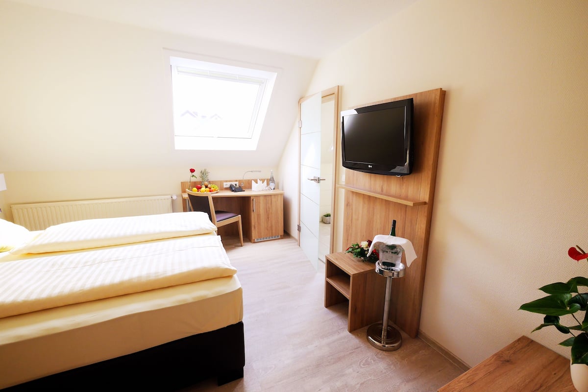 In-room safe, WiFi (free), bed sheets
