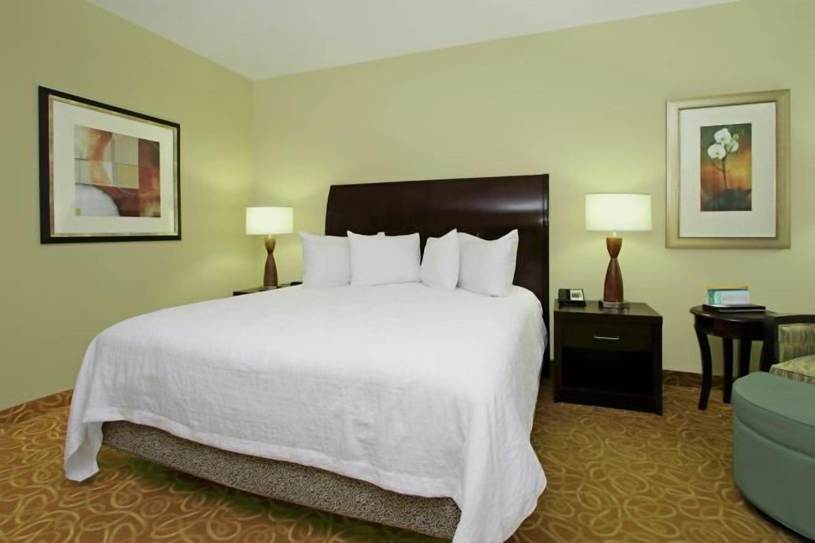 办公桌、笔记本电脑工作区、遮光窗帘、隔音