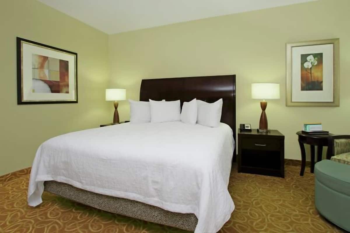 Bureau, espace de travail pour ordinateur portable, rideaux occultants