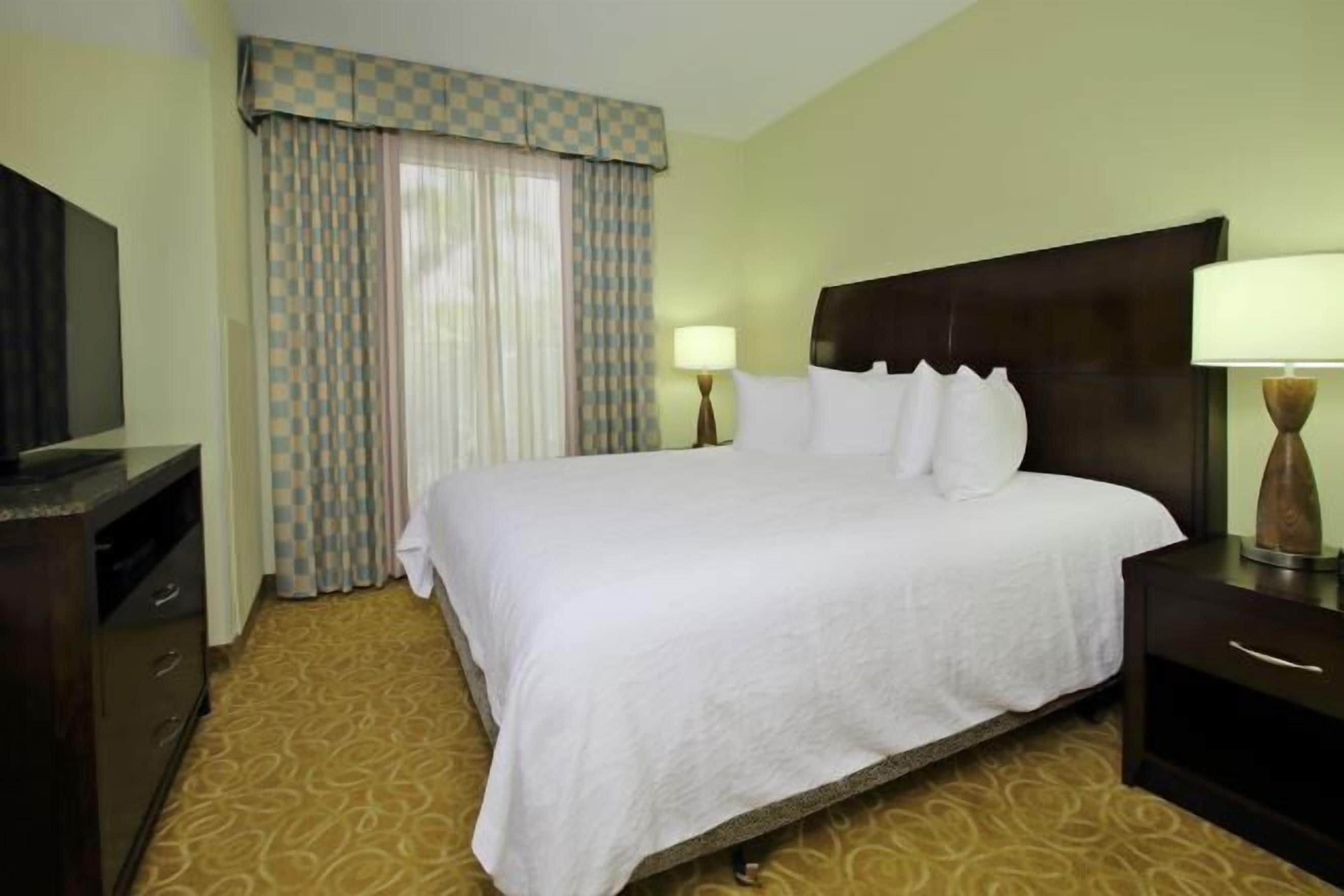 办公桌、笔记本电脑工作区、遮光窗帘、隔音