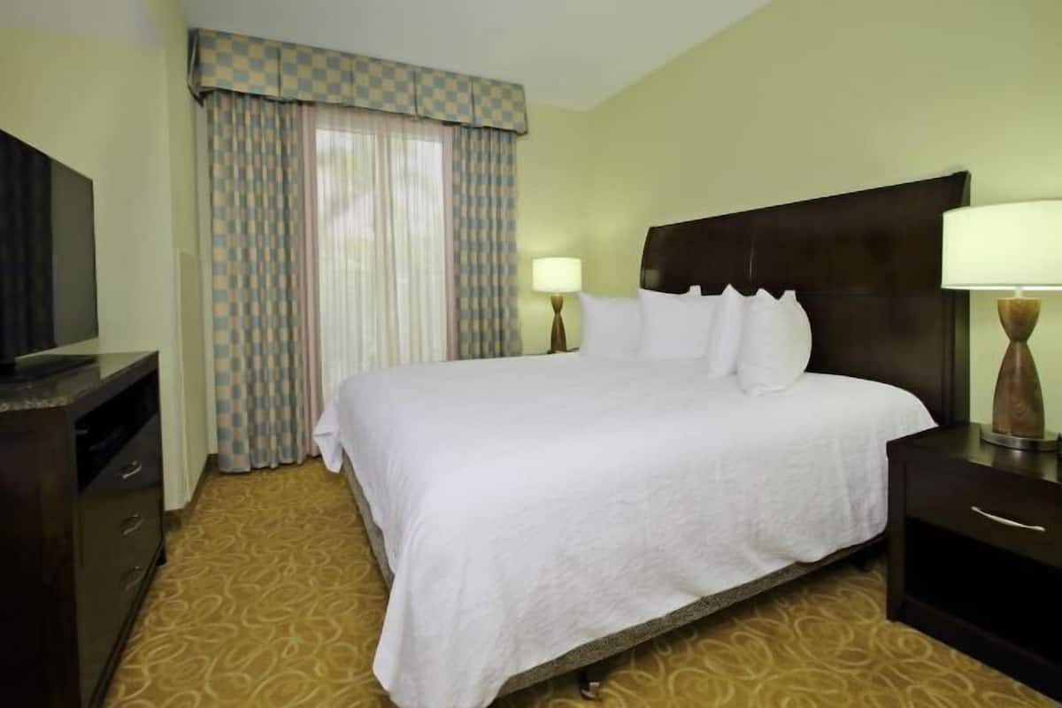 Bureau, espace de travail pour ordinateur portable, rideaux occultants