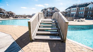 Una piscina techada, una piscina al aire libre