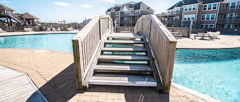 Una piscina techada, una piscina al aire libre