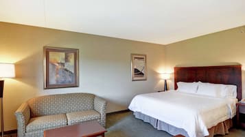 Quarto standard | Área de estar | TV de tela plana 55 polegadas com canais a cabo, TV