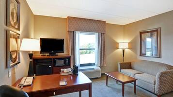 Standard-huone | Tallelokero huoneessa, työpöytä, silitysrauta/-lauta