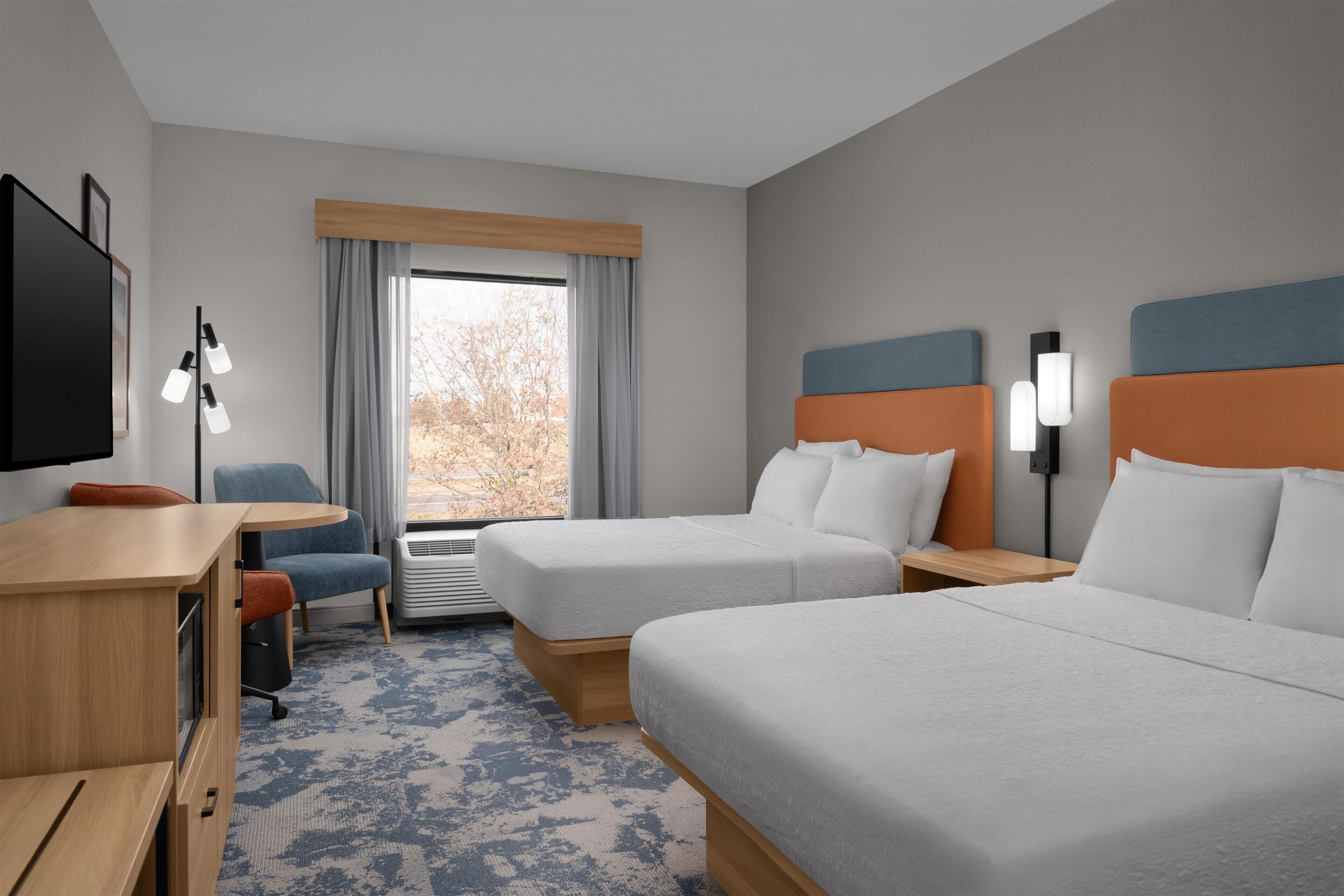 Habitación, 2 camas Queen size, para no fumadores | Escritorio, cortinas blackout y tabla de planchar con plancha 