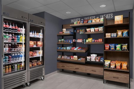 Snack bar. Hampton Inn Crossville