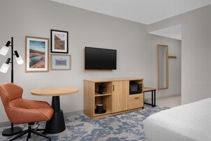 Escritorio, cortinas blackout y tabla de planchar con plancha 