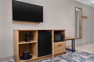 Escritorio, cortinas blackout y tabla de planchar con plancha 