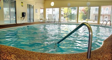 Una piscina techada, una piscina al aire libre de temporada