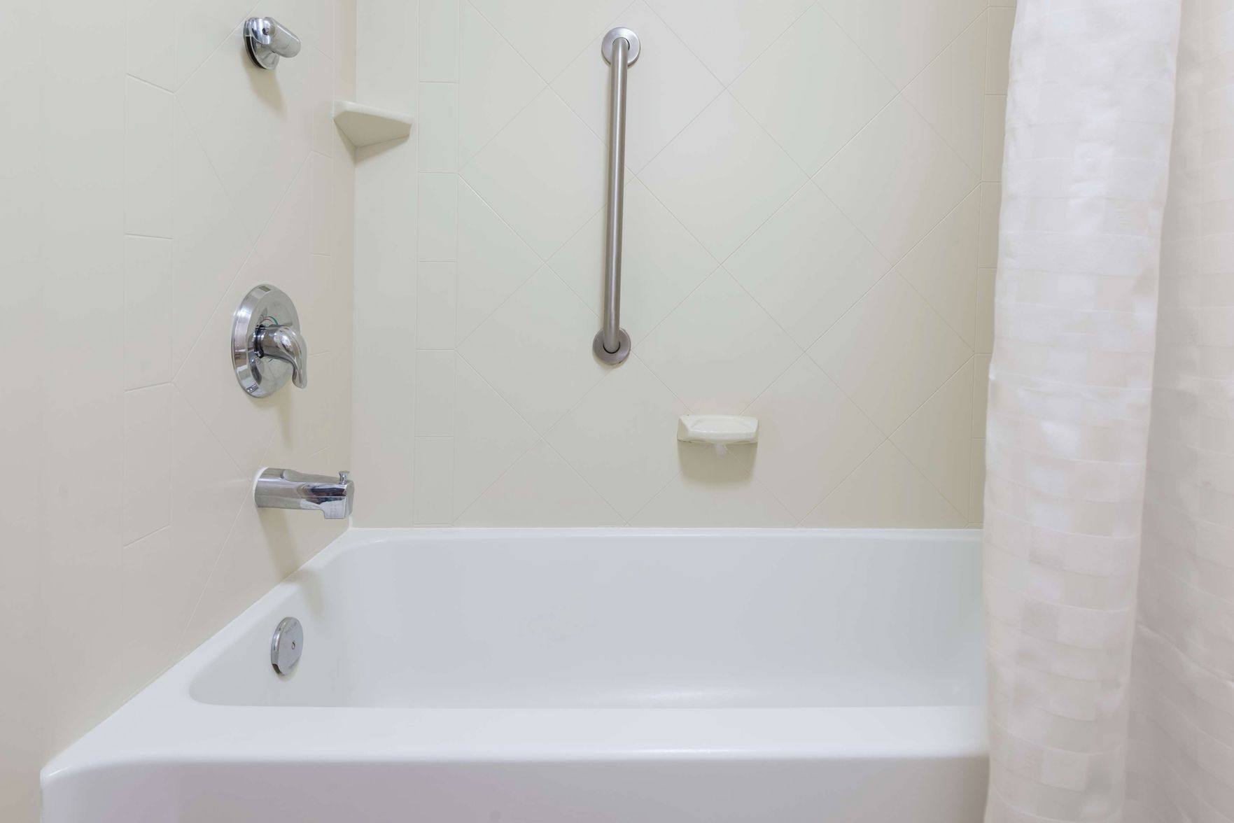 Bathroom | Combined shower/tub, free toiletries, hair dryer, towels