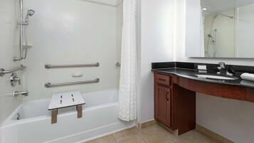 Un baño moderno con bañera, ducha y tocador.