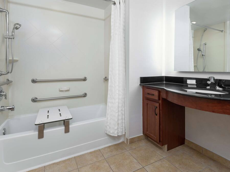 Un baño moderno con bañera, ducha y tocador.