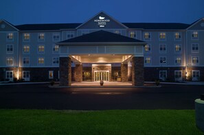 A hotel with a large entrance, stone pillars, and a sign reading "Homewood Suites Hilton". - Homewood Suites by Hilton Portland (Scarborough)