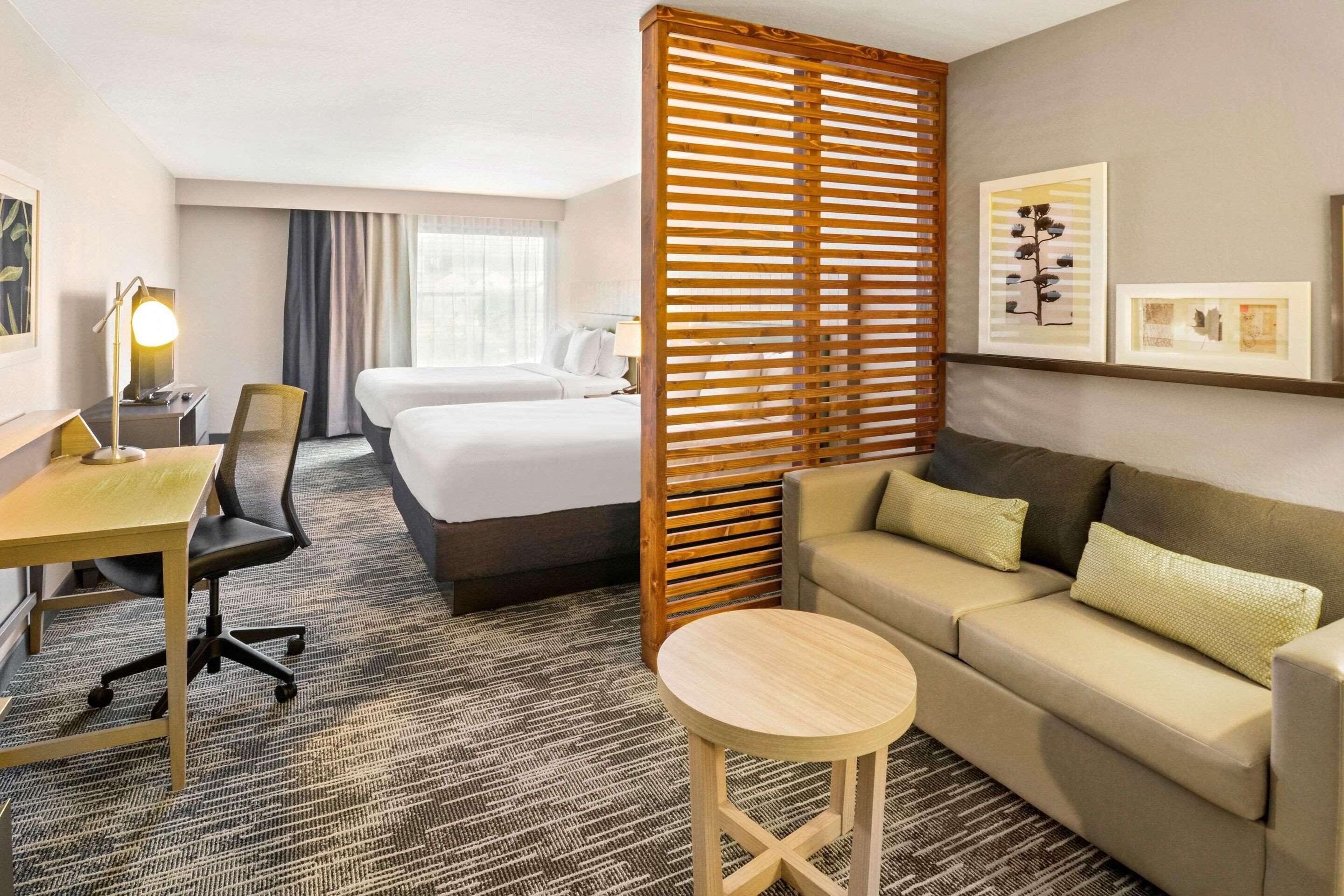 开间套房, 多张床, 无烟房 | 高档床上用品、笔记本电脑工作区、遮光窗帘、熨斗/熨衣板