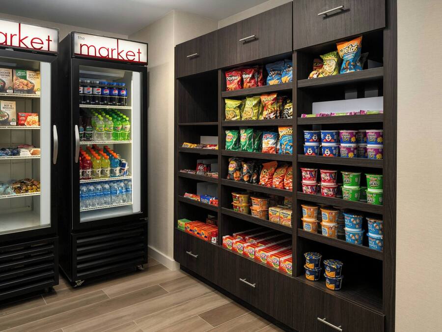 Un expositor refrigerado con diferentes bebidas y aperitivos.