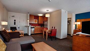 Roupas de cama premium, cofres nos quartos, escrivaninha