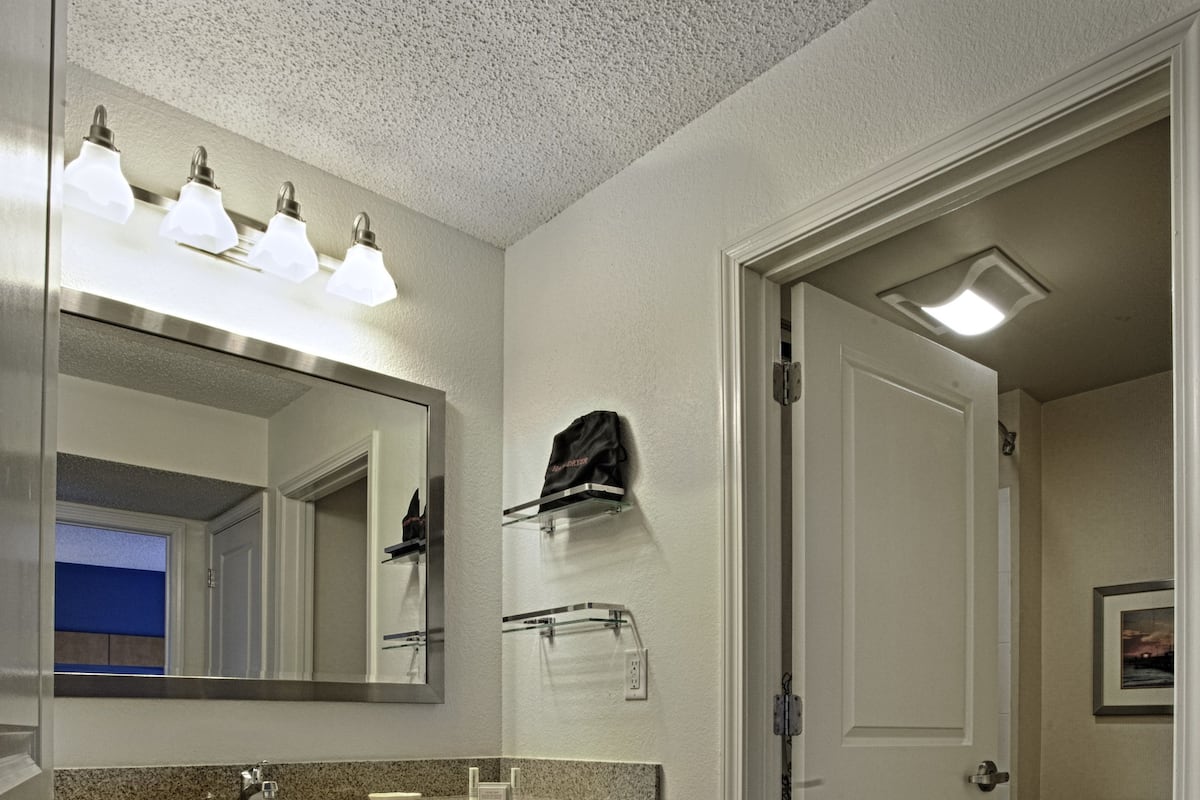 Combined shower/tub, free toiletries, hair dryer, towels