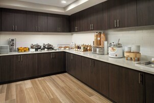 Café da manhã completo grátis todos os dias