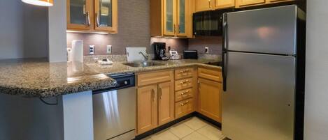 Meja kerja, ruang kerja ramah laptop, dan tirai kedap cahaya