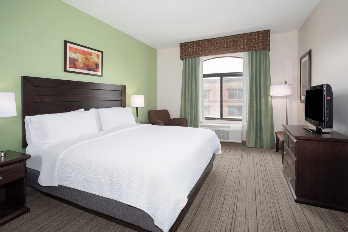 Hypo-allergenic bedding available, desk, iron/ironing board, WiFi (free)