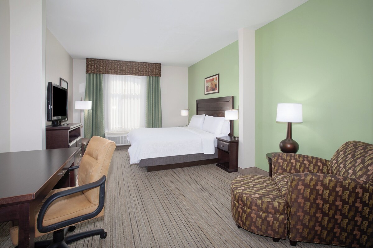Hypo-allergenic bedding available, desk, iron/ironing board, WiFi (free)