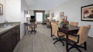 A hotel room with a kitchenette, dining area, and a living space. - Holiday Inn Express & Suites Oro Valley-Tucson North by IHG (Oro Valley)