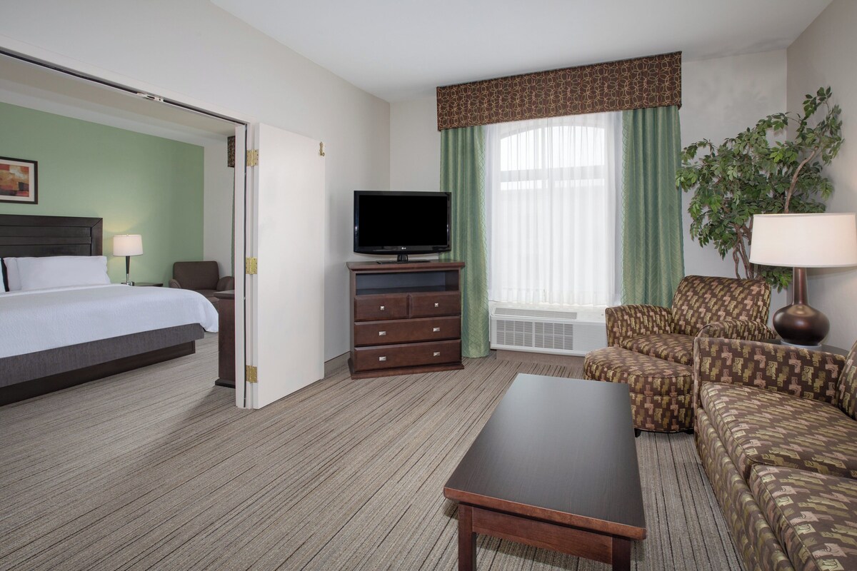 Hypo-allergenic bedding available, desk, iron/ironing board, WiFi (free)