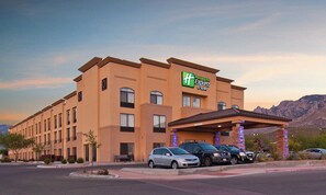 A Holiday Inn Express building with a parking lot and a mountain backdrop. - Holiday Inn Express & Suites Oro Valley-Tucson North by IHG (Oro Valley)