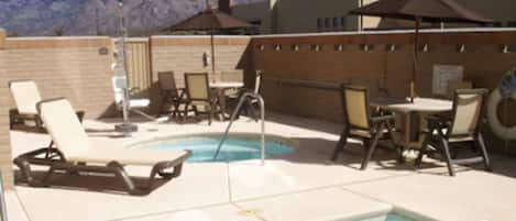 Utomhuspool med öppettider 07.00 till 21.00, och solstolar