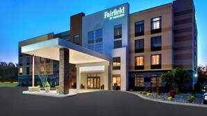 A Fairfield by Marriott hotel with a modern design, featuring a covered entrance and a landscaped front yard. - Fairfield Inn & Suites by Marriott Rome (Rome)