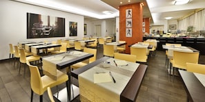 Se ofrece un desayuno bufé (12 EUR por persona)