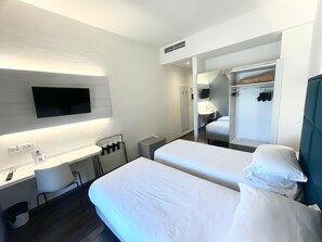 Rom – classic, 2 enkeltsenger | Minibar, safe på rommet, skrivebord og blendingsgardiner