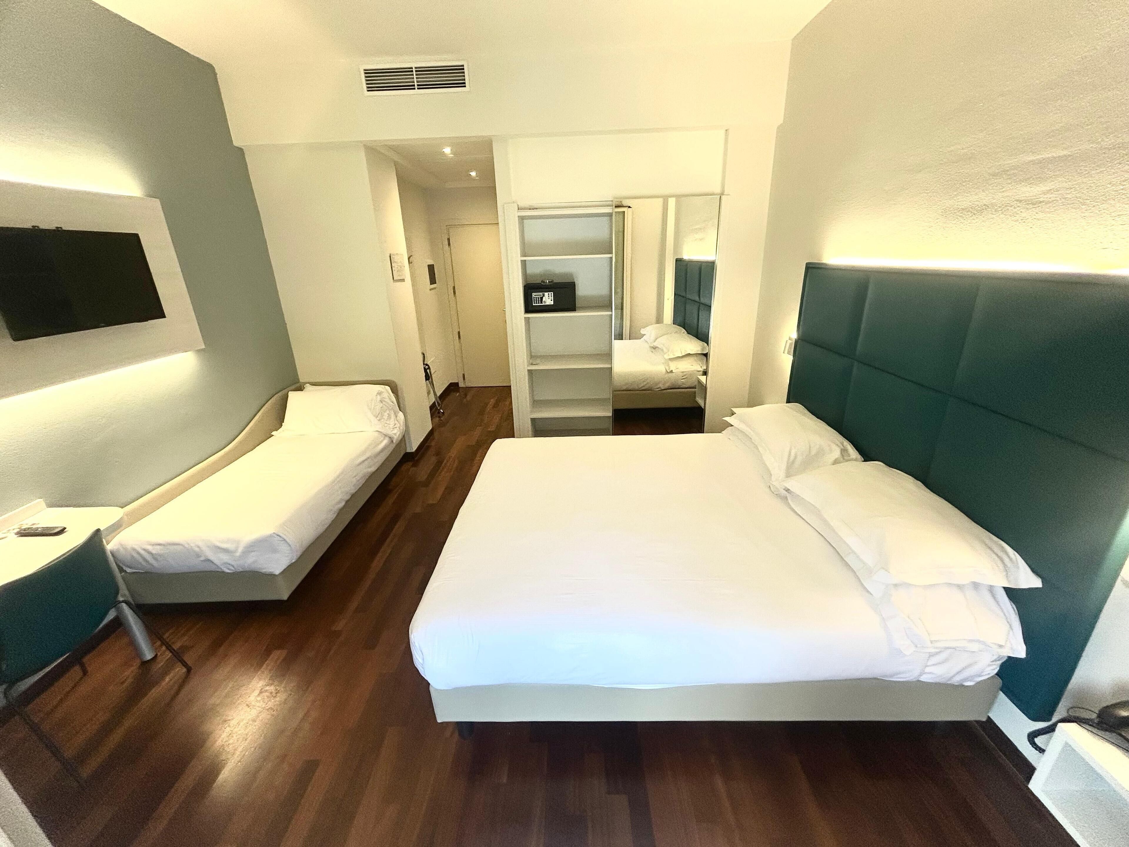 Kamar Superior, 1 Tempat Tidur King (with Single Sofabed) | Minibar, brankas, meja kerja, dan tirai kedap cahaya