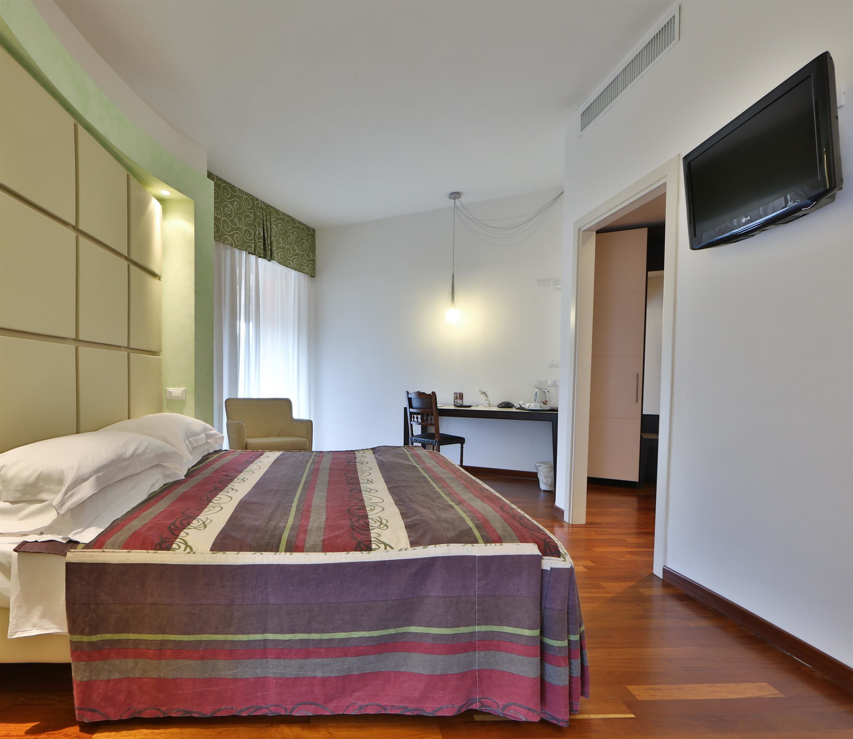 junior suite, 1 king bed (with single sofabed) | minibar, in-room safe, desk, blackout curtains