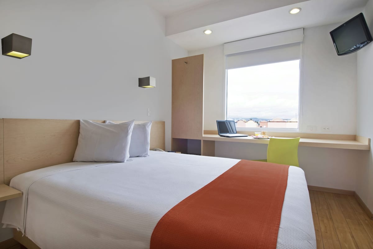 Standard Room, 1 Queen Bed | Desk, free WiFi, bed sheets