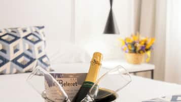 Un mini-bar contenant une bouteille de champagne et un verre.