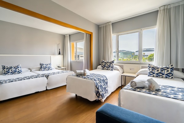 Minibar, odada kasa, ücretsiz kablosuz İnternet, çarşaf takımı