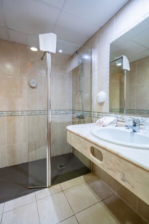 Bañera, secador de pelo, toallas