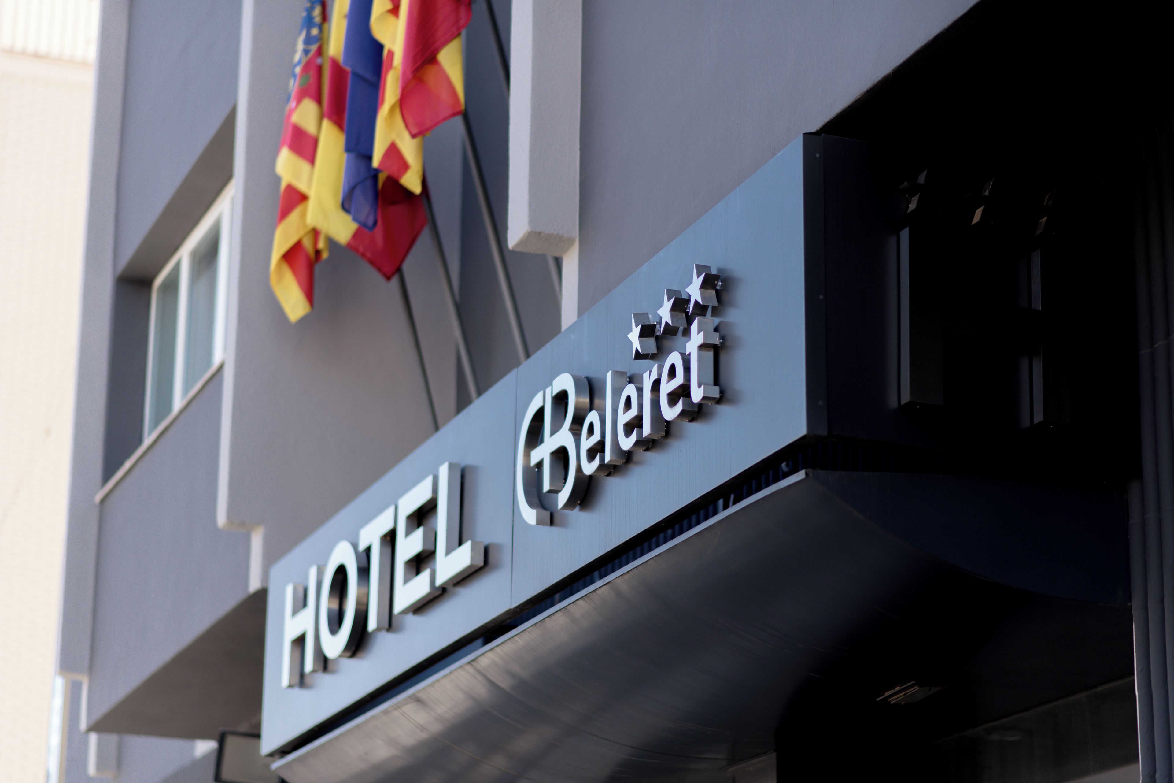Un cartell d'hotel amb el nom 'HOTEL Belerti' i un logotip amb estrelles.