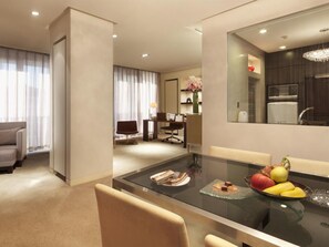Combined shower/bathtub, rainfall showerhead, hair dryer, bathrobes - Howard Johnson Parkland Hotel Dalian (Dalian)