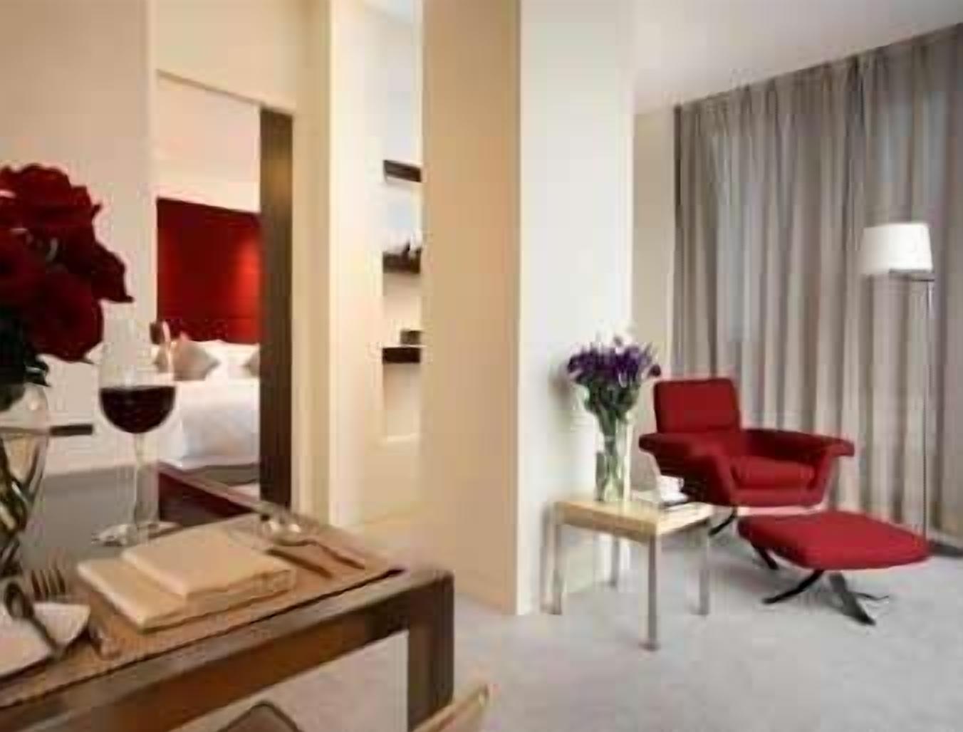 suite, 1 king bed, non smoking | minibar, in-room safe, desk, blackout curtains