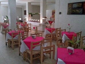 供應早餐、午餐和晚餐，地區料理