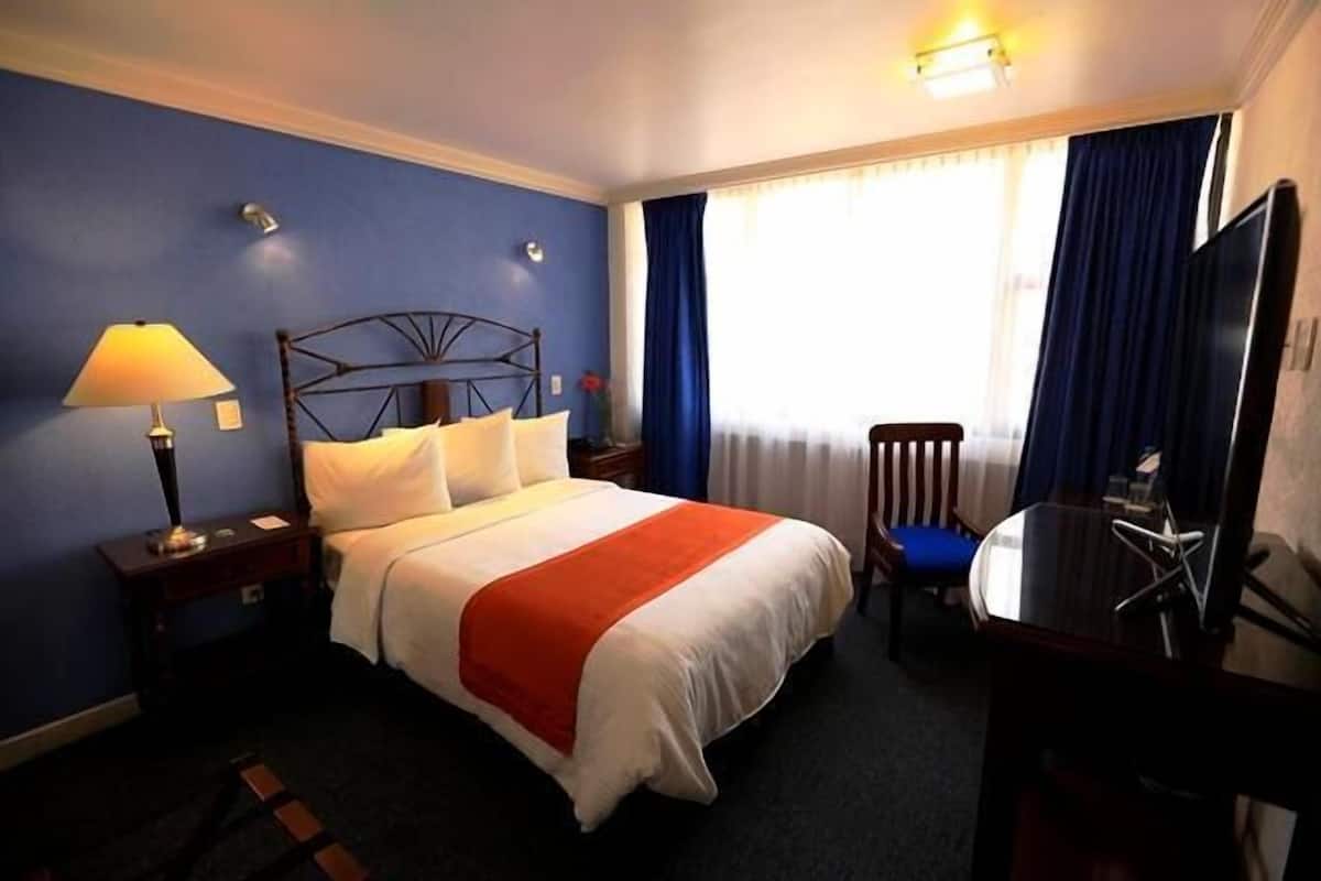 Premium bedding, in-room safe, desk, iron/ironing board
